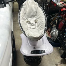 4 MOMS  Baby Motion Swing Like New