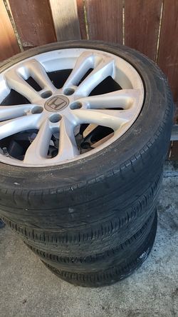 Oem honda wheels 5 lugs.. one of the wheels its a lil different