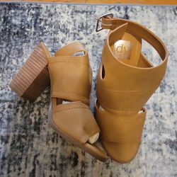 Beige sandals size 8 cash only