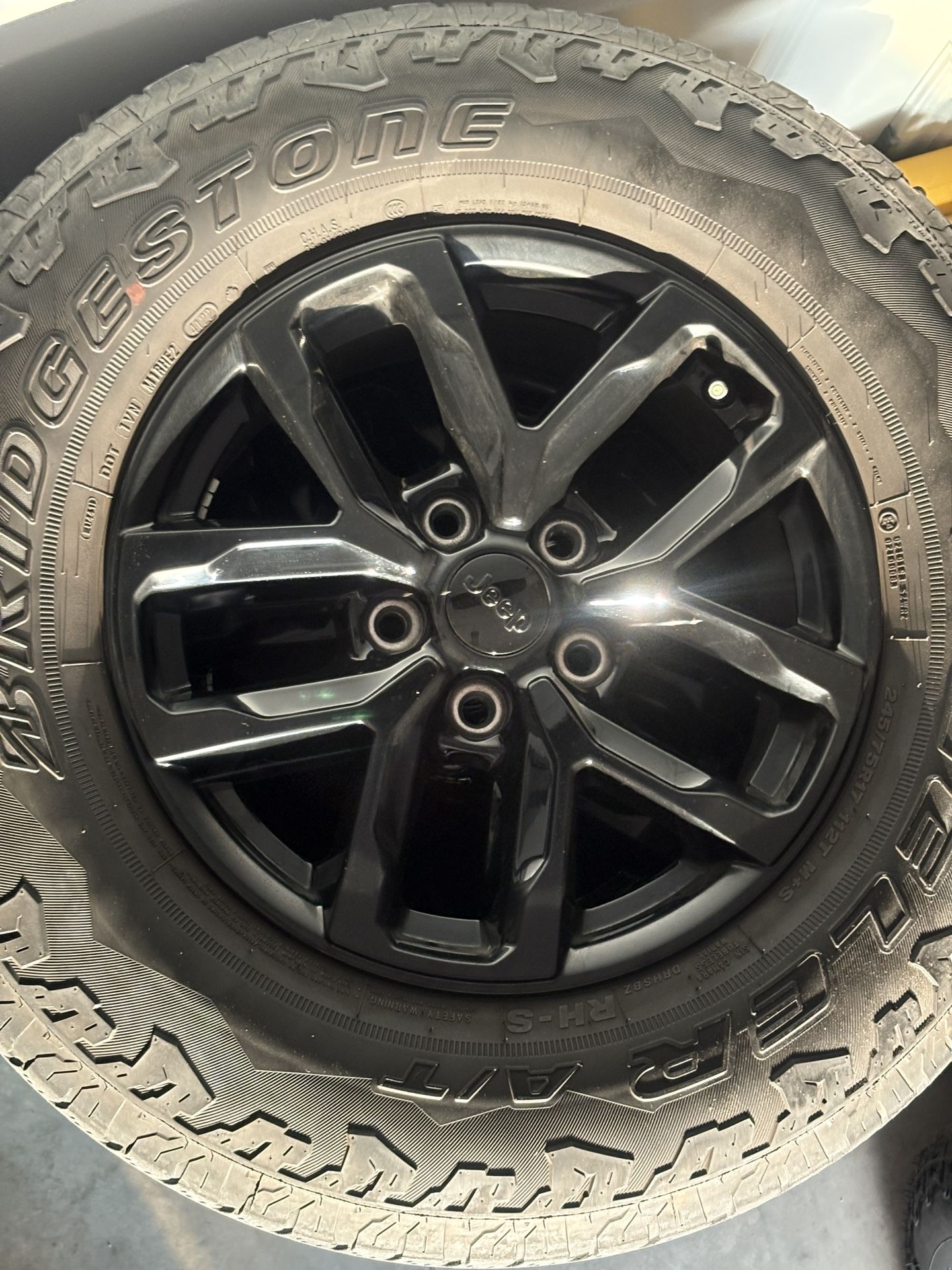 Jeep Gladiator Stock Rims & Tires