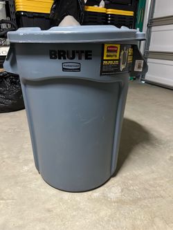BRUTE 32 Gal. Trash Can with Lid