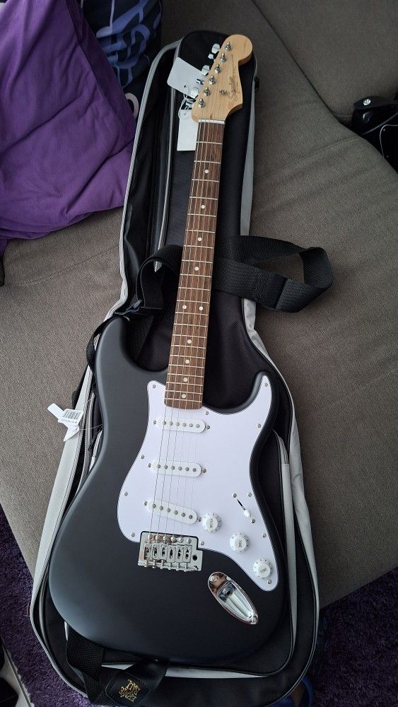 Fender Squier Stratocaster Debut Series – Excellent Condition + Gig Bag + Strap