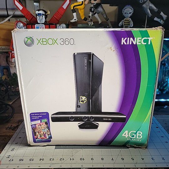 Xbox 360 S Black Model 1439  Kinect Sensor  250 Gb 3 Controllers 9 Games READ!!!