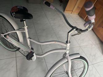 Schwinn Ladies Bike - Great Condition!