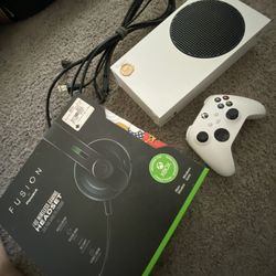 XBOX ONE WITH HEADSET AND CONTROLLER  