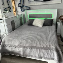 ☑️cama con plataforma y luces led🛏️