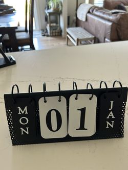 Metal Flip calendar 📆 Great For Teacher/ Desk