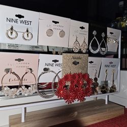 Like New Earring Stand Holder