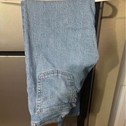 Great Deal Get All 5 Women’s Size 28 &29 Levi’s Great Condition and 2 Levi’s Shorts Size 28