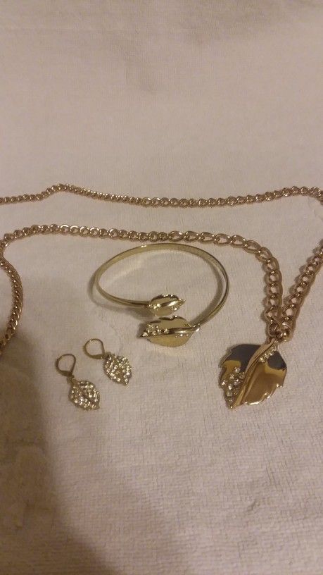Avon Jewlery Set