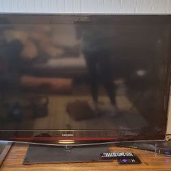 52 Inch SAMSUNG TV with mount