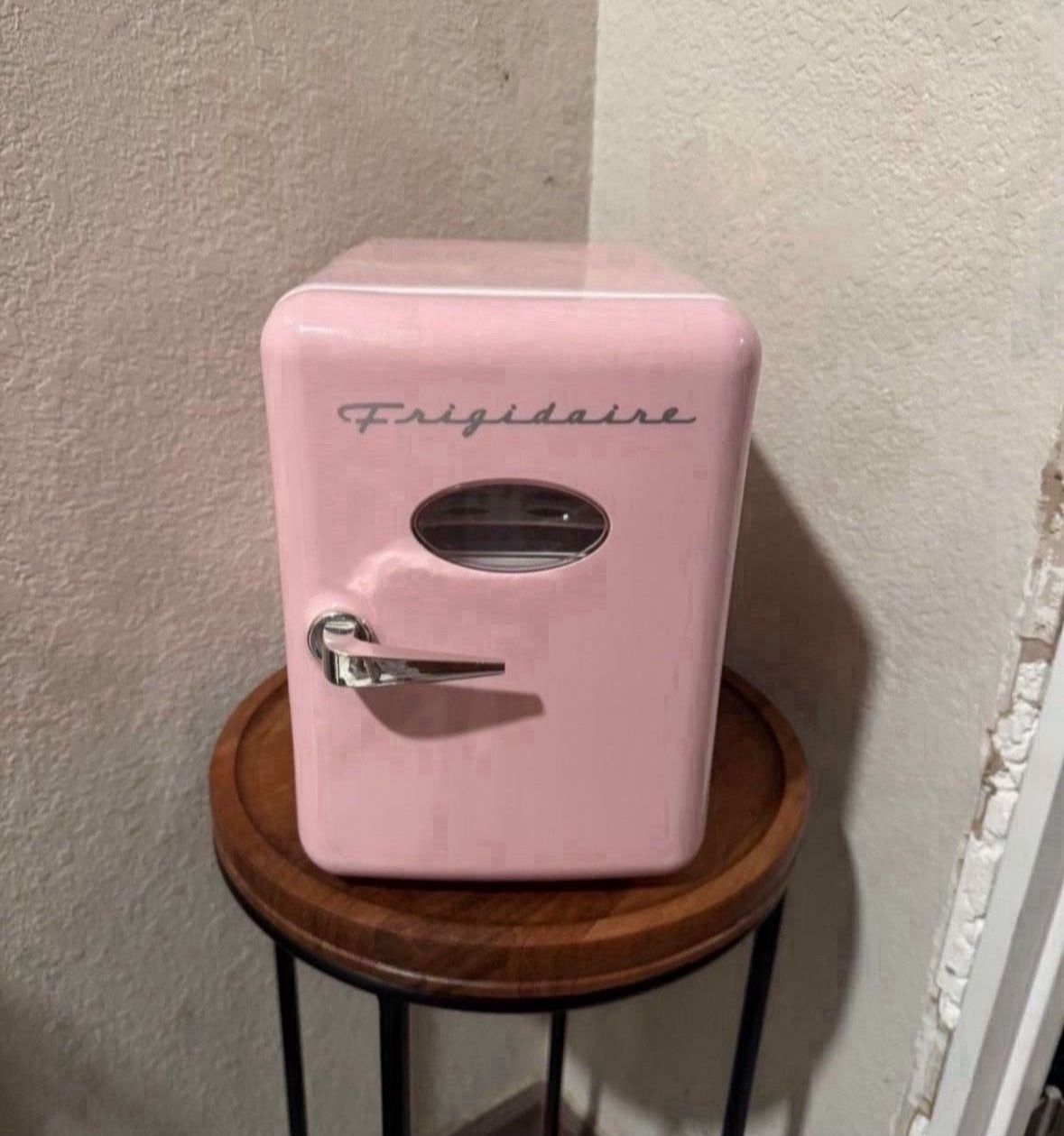Frigidaire Mini Makeup Fridge