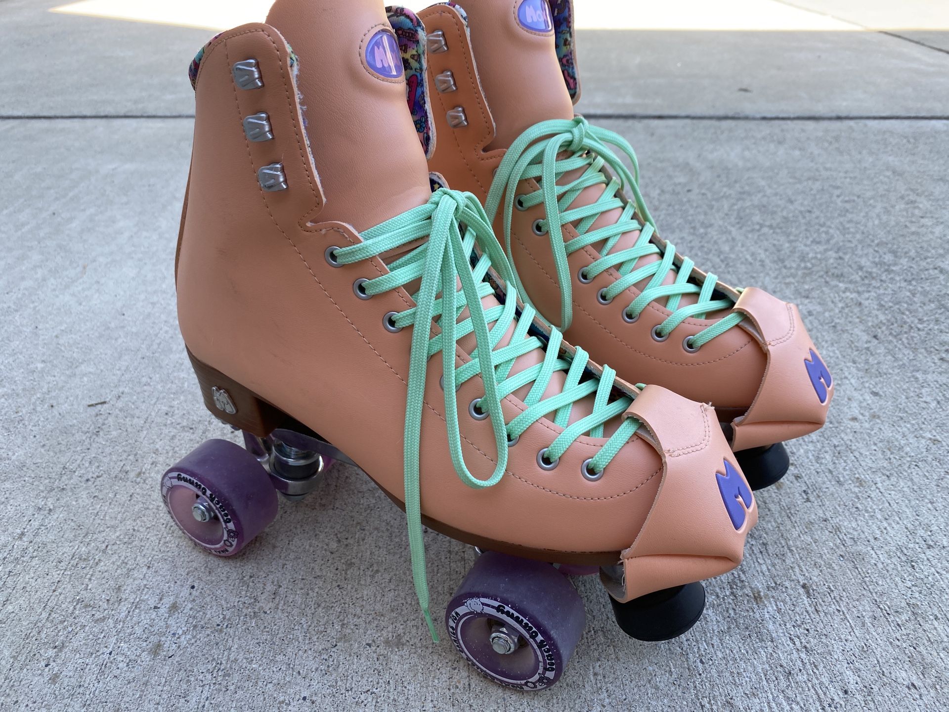 Size 9 Almost New Moxi Beach Bunny Roller Skates - Peach Blanket