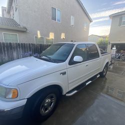 2002 Ford F150 Lariat 4D Super Crew Cab