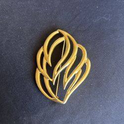 GROUP OF VINTAGE BROOCHES , NECKLACE AND PENDANTS 