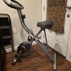 All LEVELS: An 8-level magnetic control system allows the user to adjust the tension level for an easier or more challenging workout. This indoor bike