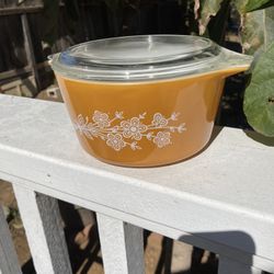 VINTAGE PYREX ‘BUTTERFLY GOLD’ Large Casserole 