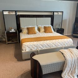 Queen Bedroom 