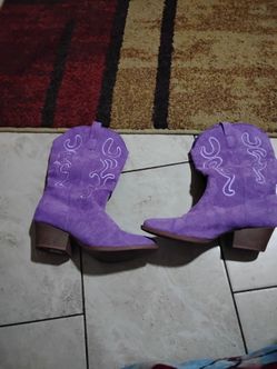 Nice pair of purple cowboy boots size 10