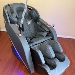 LUXURY brand new massage chair, never used, with Bluetooth control screen. Any questions, please send a message. I speak Spanish.