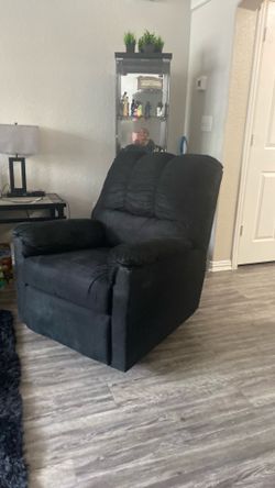 Black velvet recliner very good condition