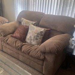 New Living Room Set In Good Condition And Available For Sale