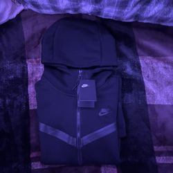 Black Nike Tech Fleece 