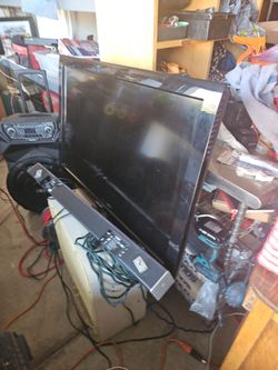 40" Toshiba TV with remote