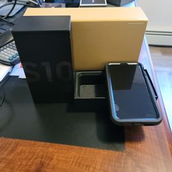 GALAXY S10E 128 GB BLACK WITH OUTTERBOX NEW