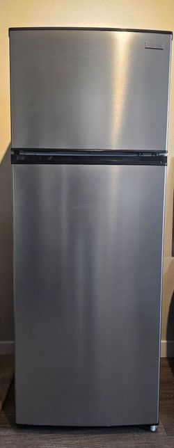 7.1 CU Ft. Top Freezer Refridgerator in Stainless Steel Look