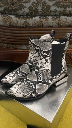 New with box Size 6.5 Snake Print Boots Pointed Toe Chunky Heels Ankle Boots for Women