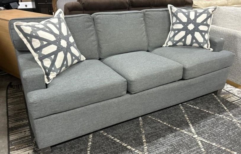 🎯 Modern Upholstered Sleeper Sofa Brand New -Showcase Piece 🚛Delivery Negotiable