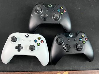 Lot of three Xbox One Controllers 2 working 1 not