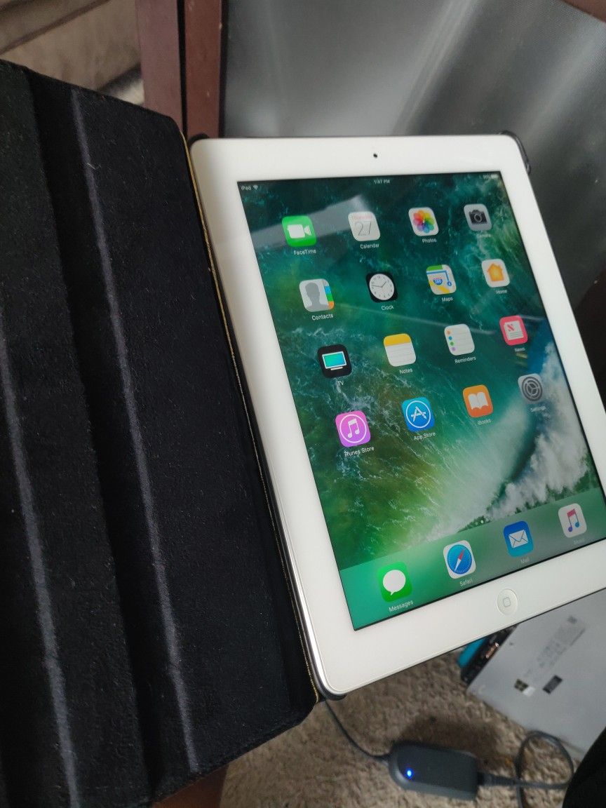 iPad 4th Generation Wi-Fi 32gb with Full Case. Comes With Charger. In Excellent Condition.