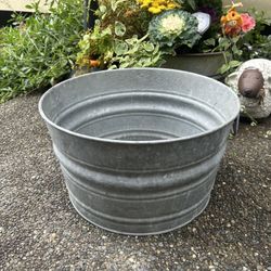 Vintage Galvanized Metal Tub - 18”x10” Tall 