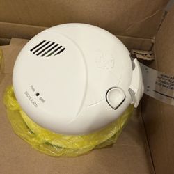 First Alert Interconnect Hardwire Smoke Alarm with Battery Backup & Voice Alerts