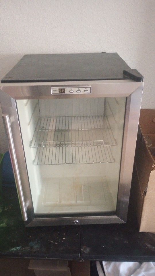 Mini Fridge With Temperature Adjustment 