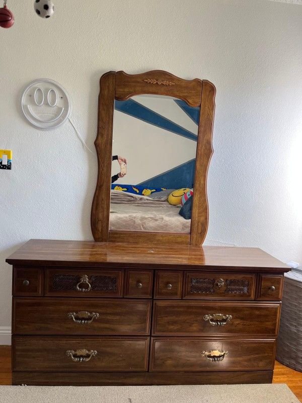 Dresser With Mirror