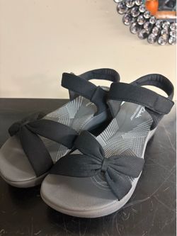 Beautiful Black Clarks Sandals Size 8 NEW