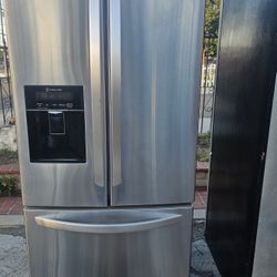 30” Wide Refrigerator Lg Like New 