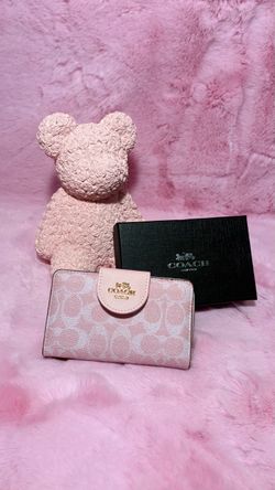 Coach purse follow me on instagram @prettypriveboutique