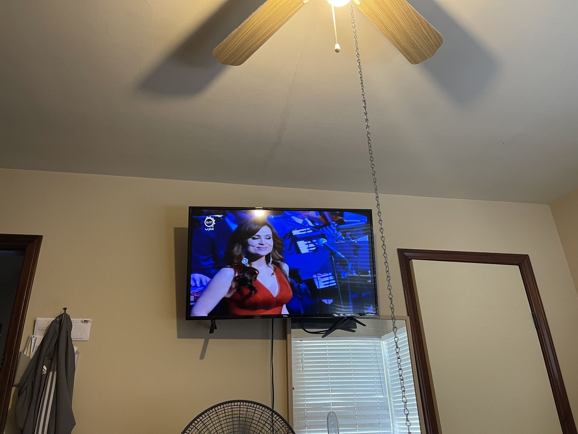 TCL Roku TV With WALL MOUNT