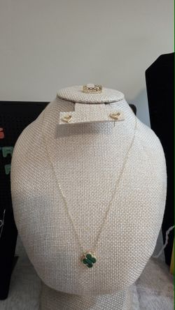 18 Karat Saudi Gold Clover Necklace Size 17