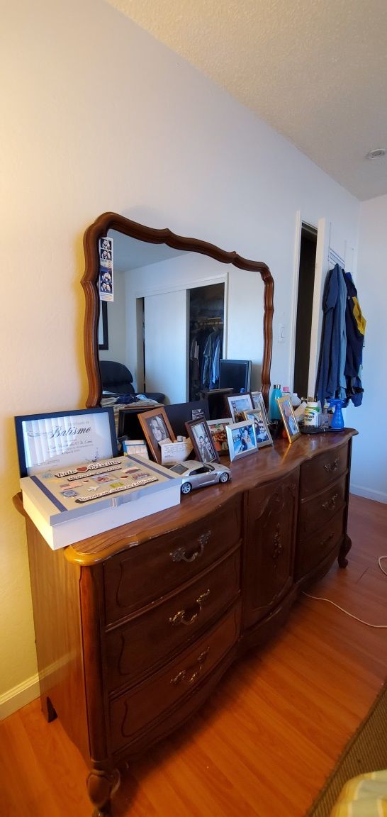 Dresser with two nightstand good condition