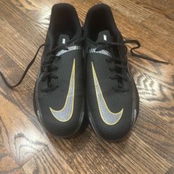 Nike Phantom Youth Soccer Cleats Size US 6Y
