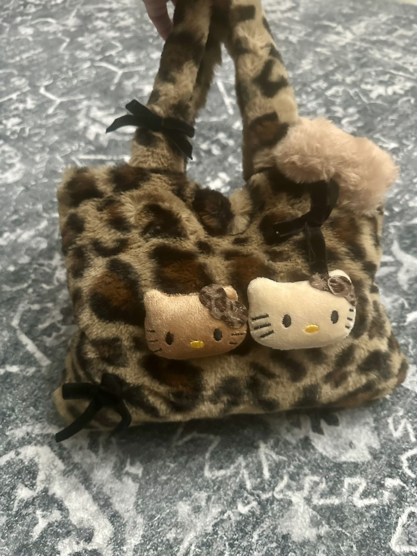 NEW IN BAG! SUPER PLUSH/ HELLO KITTY LEOPARD PRINT HANDBAG! HAS CUTE FACES, BOWS/ MAGNETIC BUTTON/ MEDIUM SIZE