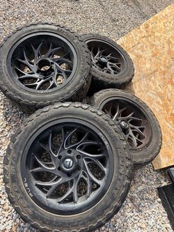 Fuel Wheels with Toyo Open Country M/T Tires