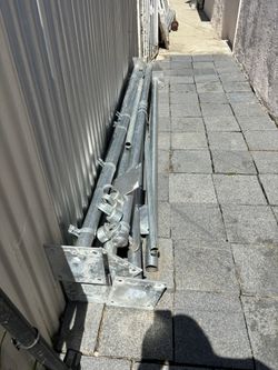 Ven 8 Postes Para Fence De 8 Pies De Alto Con Plantillas Y Abrasadoras Y Más Por $ 200.00 Or Obo