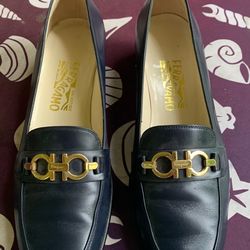 Vintage Salvatore Ferragamo black leather loader shoes gold buckle logo