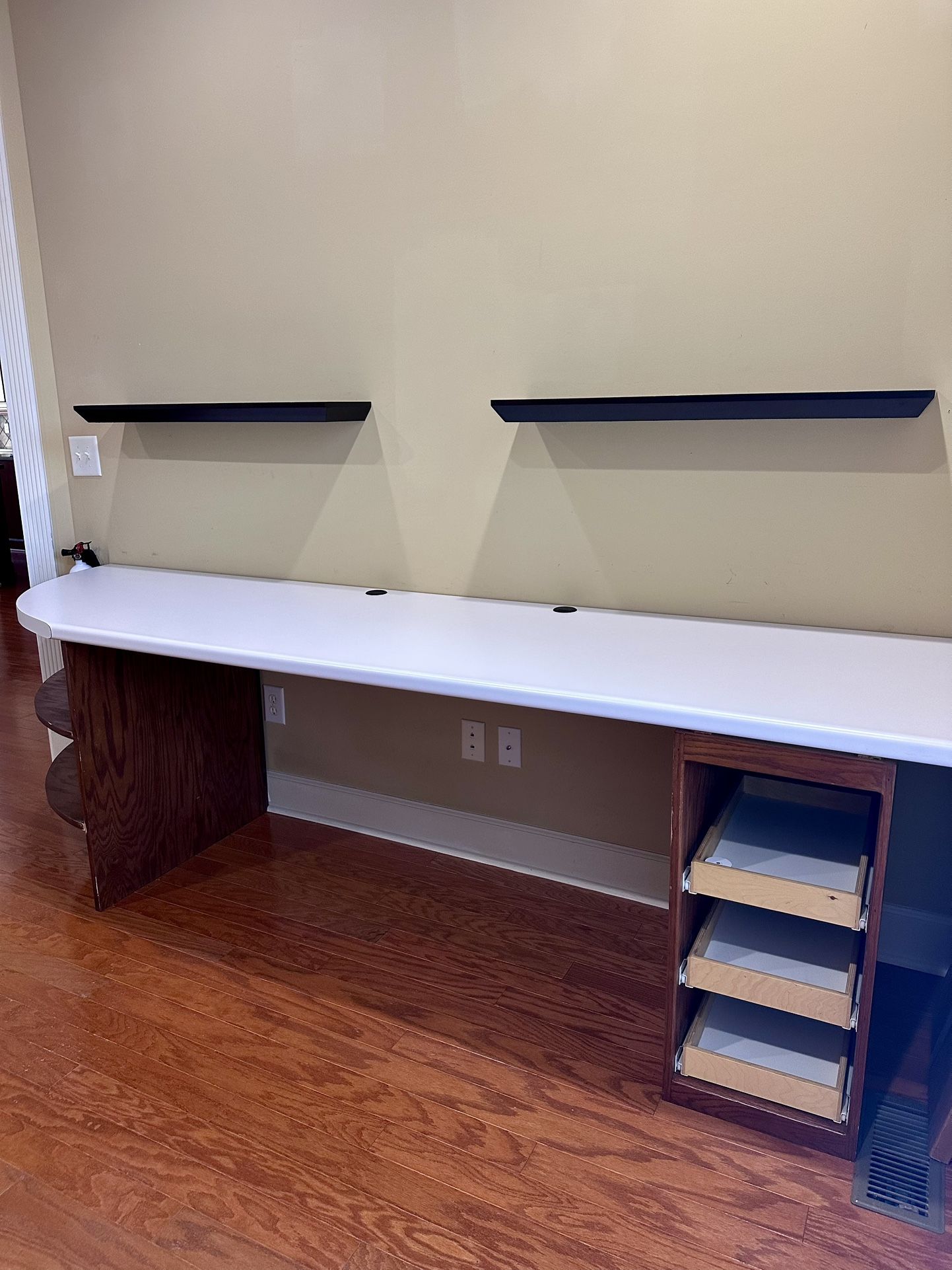 Free Custom Built-In Style Desk – Must Pick Up Today